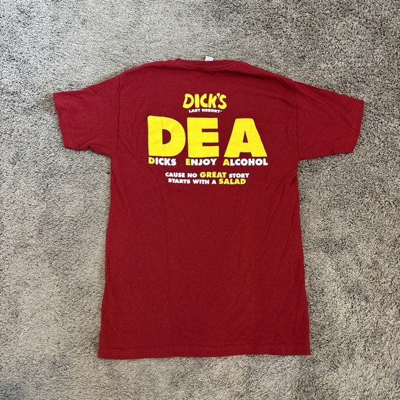 Dicks Last Resort  Size M Medium Red DEA Dicks Enjoy Alcohol rare HTF Funny Gift - Picture 1 of 6